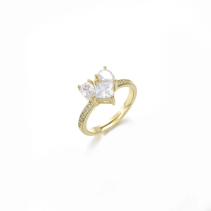 Dettaglio anello dorato con zircone quadrato e fascia aperta regolabile da donna