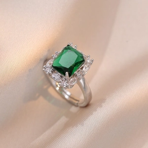 Dettaglio anello con smeraldo taglio rettangolare e fascia regolabile in argento con zirconi
