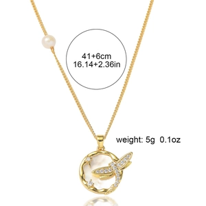 Collier doré avec pendentif libellé en nacre et perle, longueur 41+6cm et poids de 5g