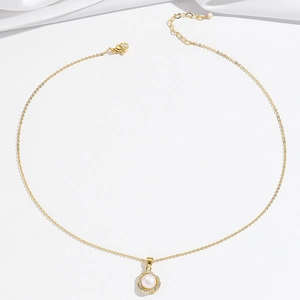 Detail van gouden parelketting met zirkonia halo en verstelbare karabijnsluiting