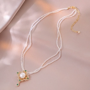 Doppelreihige Perlenkette mit Vintage-Blumenanhänger und grünem Tropfen-Kristall