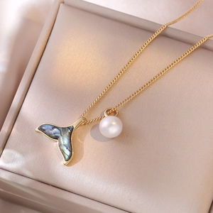 Elegante halsketting met vissenstaart hanger van parelmoer en parel op satijn goud
