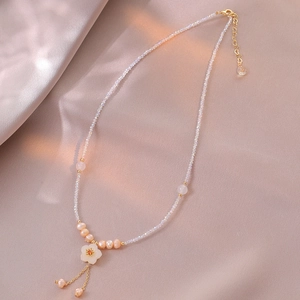 Elegante Perlenhalskette mit weißem Muschelblumenanhänger und goldenen Ketten