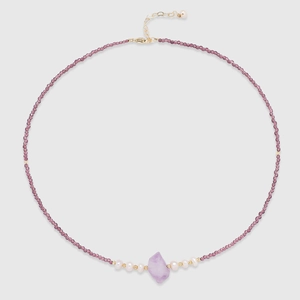 Detailansicht der handgefertigten Halskette mit lila Perlen, Amethyst und Perlen