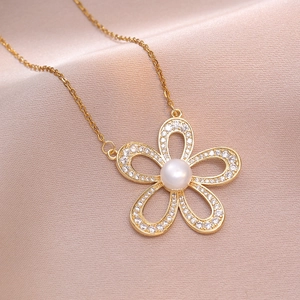 Elegante gouden bloemenketting met zirkonia bloemblaadjes en een centrale parel inlay