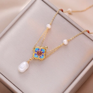 Detail van Franse vintage ketting met natuurlijke parels en een emaille hanger