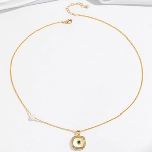 Gouden ketting met vierkante groene edelsteen hanger, witte parel en kreeftsluiting detail