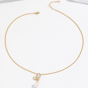 Detailweergave van de gouden vlinderketting met parelhanger en karabijnsluiting finish