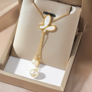 Elegante collana a farfalla dorata con madreperla e ciondoli di perle sulla seta