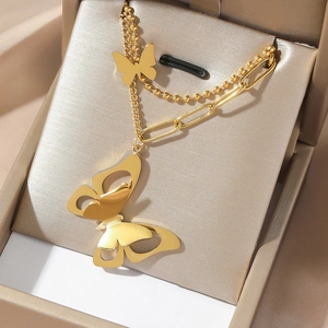 Collana a tre strati con farfalla in acciaio al titanio dorato dal design elegante a catena