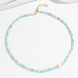 Collier de perles d'eau douce avec pierres bleu clair et fermoir doré ajustable