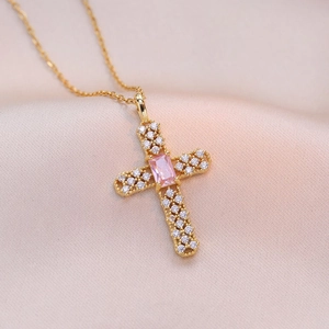 Collier croix en acier doré avec pavé de diamants et un zircon rose rectangulaire