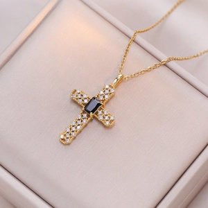 Collier croix dorée avec zircons blancs et pierre centrale rectangulaire noire