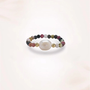 Bague en perles de pierres précieuses avec perle baroque et accents dorés