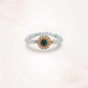 Bague élastique avec perles vert clair et médaillon doré serti d'une pierre verte