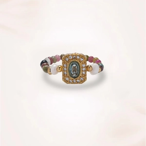 Bague dorée avec pierre bleue ovale, halo de zircons et perles semi-précieuses colorées