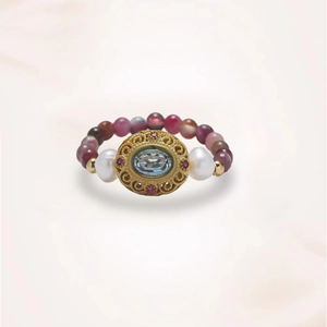 Bague vintage perlée avec pierre bleue claire et perles en finition dorée