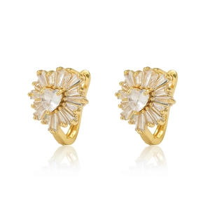 Elegante gouden hartvormige oorbellen met zirkoon halo op een witte achtergrond