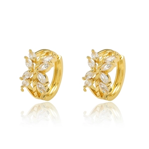 Elegante gouden bloem oorringen met marquise-geslepen zirkonia op witte achtergrond