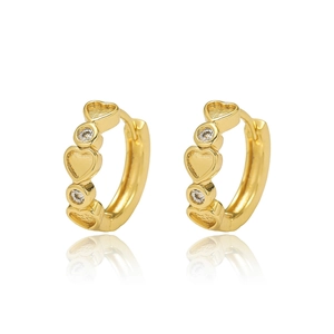 Detailopname van gouden oorringen met afwisselende hartpatronen en kleine zirkonia steentjes