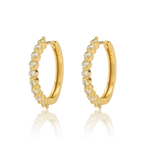 Elegante goldene Creolen mit funkelnden Zirkonsteinen auf einem weißen Hintergrund