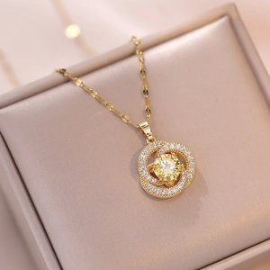 Elegante collana in titanio dorato con pendente a doppio anello e zircone su scatola