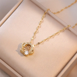 Elegante collar dorado 520 con colgante de corazón corona y circonitas en caja de joyas