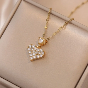 Elegante collana in titanio dorato con ciondolo a cuore e zirconi viola in confezione