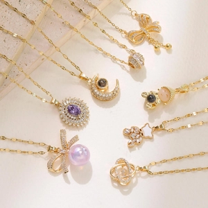 Collana con Pendente a Fiocco in Zirconia Acciaio Inossidabile Placcato Oro Perla Artificial Sintetica Viola Gioielli Moda Donna Festa