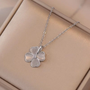 Collier argenté élégant avec pendentif trèfle en œil de chat blanc et petit diamant central