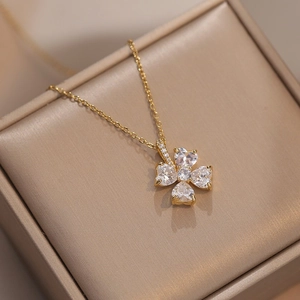 Elegante collar de oro con colgante de trébol de cuatro hojas hecho de circones de corazón