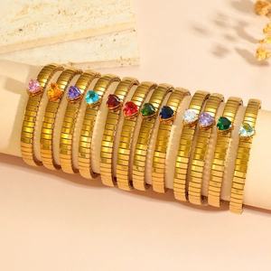 Set di 12 bracciali elastici in titanio dorato con zirconi colorati a forma di cuore
