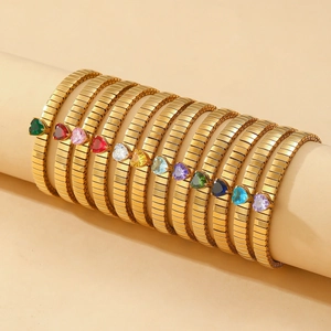 Set di 12 bracciali elastici in titanio dorato con pietre di zircone colorate a forma di cuore