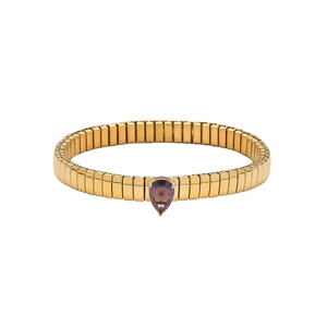 Dettaglio del bracciale elastico dorato a serpente con gemma viola a forma di pera