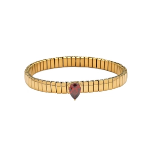Dettaglio del bracciale flessibile a spina di pesce dorato con gemma rossa a goccia