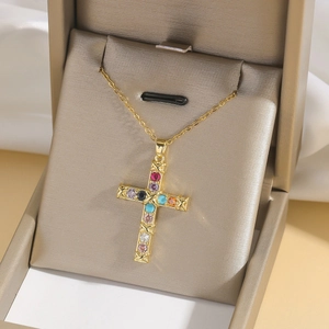 Kreuzkette mit bunten Zirkoniasteinen in Gold-Finish, präsentiert in einer Schmuckschachtel