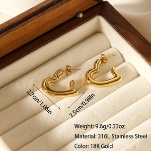 Détail de créoles en forme de cœur plaqué or 18 carats avec dimensions et poids