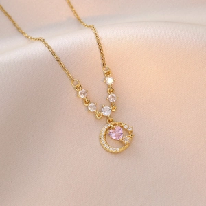 Collier lune doré avec pierre en cœur rose et détails scintillants en zircone