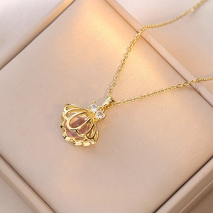 Collier coquillage doré avec pierre rose et zircons sur fond de soie élégant