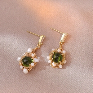 Orecchini di perle francesi con nido in filo d'oro e gemma rotonda verde scuro