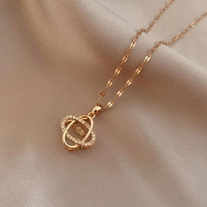 Elegante collar de oro rosa con anillos entrelazados y circonitas micro-engastadas