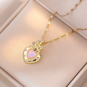 Elegante gouden hartketting met paarse opaalsteen hanger en kroonvormig detail