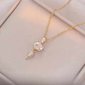 Collier renard en acier titane doré avec zircons clairs dans un coffret cadeau crème