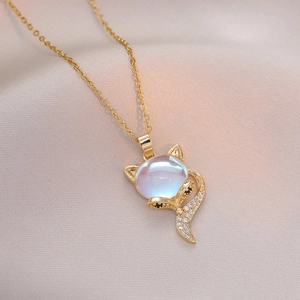 Collier élégant en titane doré avec pendentif renard en pierre de lune et zircons