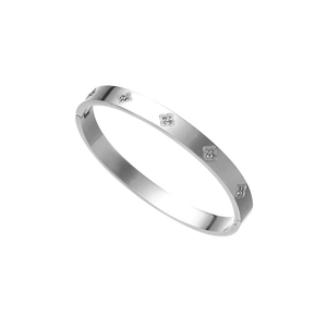 Makroaufnahme von Kleeblatt Armband in Silber mit glänzenden Strasssteinen poliert