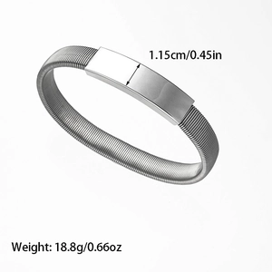 Dettaglio del bracciale intrecciato in acciaio inossidabile con piastra da 1,15 cm