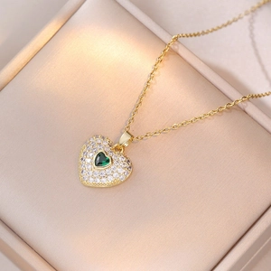Collier pendentif cœur doré avec pierre verte centrale et zircons incrustés