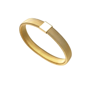 Dettaglio macro del bracciale intrecciato in acciaio dorato con piastra in metallo lucido
