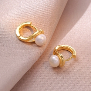 Élégantes boucles d'oreilles créoles dorées avec perles d'eau douce sur soie rose