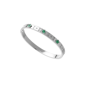 Dettaglio del bracciale in acciaio argento con fiori verdi e accenti in zircone lucido